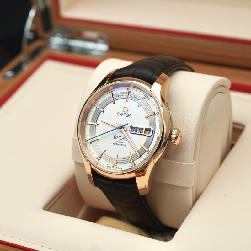 Chiếc đồng hồ Omega cổ điển thể hiện sự tinh tế trong thiết kế và chất lượng
