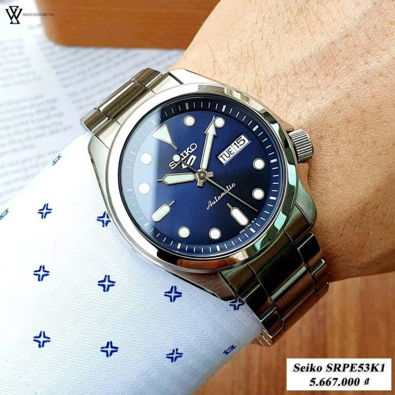 Người đàn ông đeo đồng hồ dây kim loại mảnh, phù hợp với cổ tay 15cm