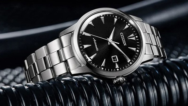 Đồng hồ Citizen nổi bật với đường kính mặt 41mm và độ rộng dây 20mm, phù hợp cổ tay to