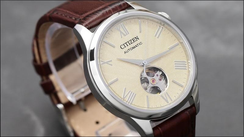 Khung viền của đồng hồ Citizen làm từ thép không gỉ, tăng cường khả năng chịu lực và độ bền