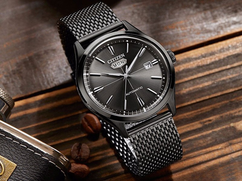 Khung viền của đồng hồ Citizen được làm từ thép không gỉ 316L, nổi bật khả năng chống ăn mòn và độ bền