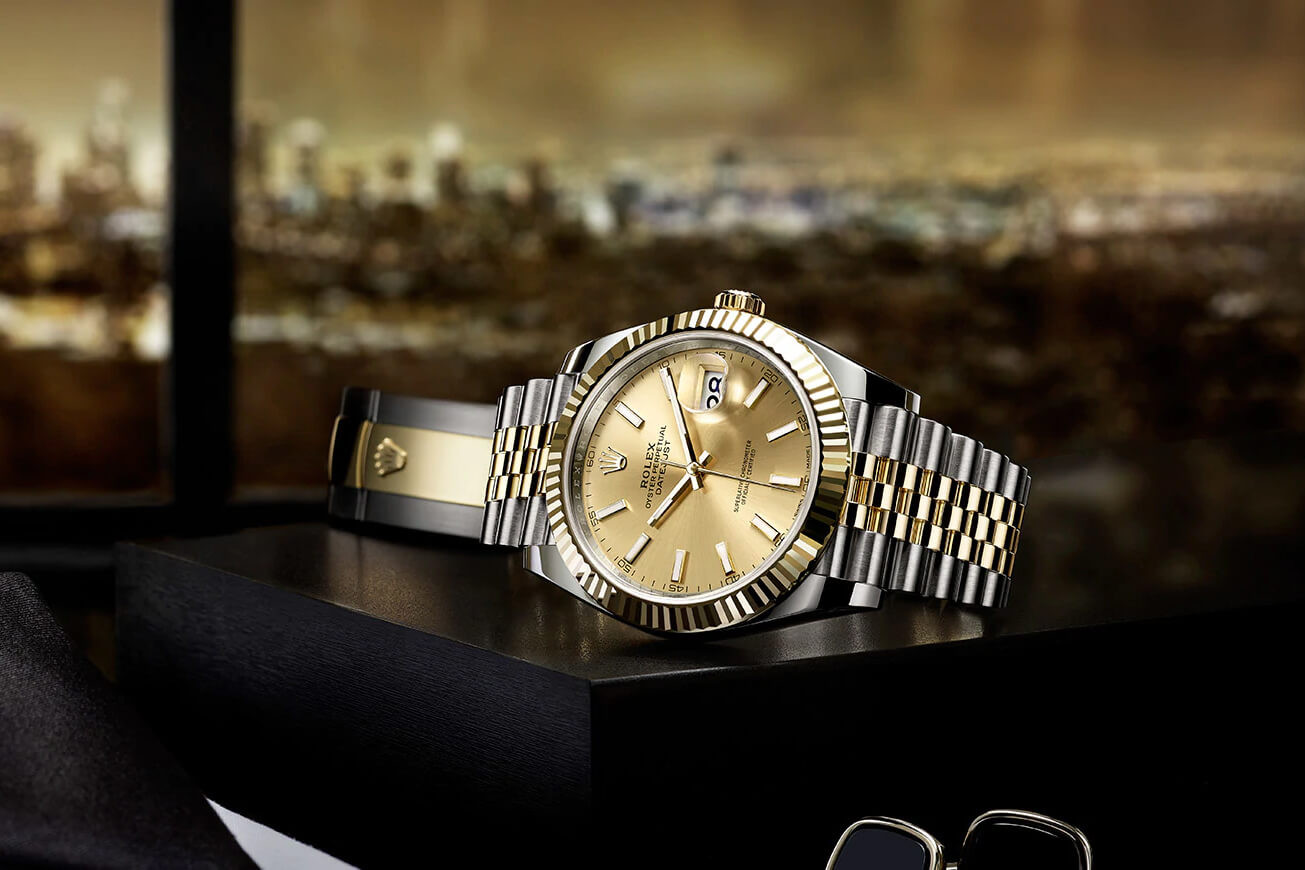 Bộ sưu tập đồng hồ Rolex Datejust cổ điển trên bàn gỗ sang trọng