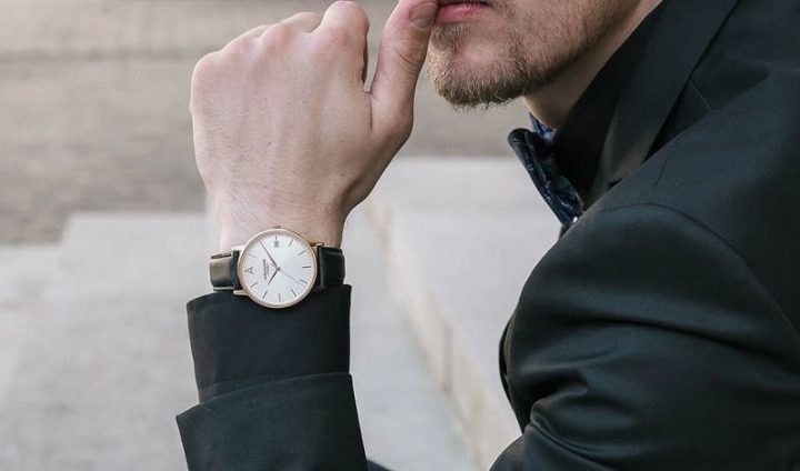 Đeo Đồng Hồ Bên Tay Nào? Hướng Dẫn Chi Tiết Để Chọn Lựa Tối Ưu Cho Mọi Phong Cách
