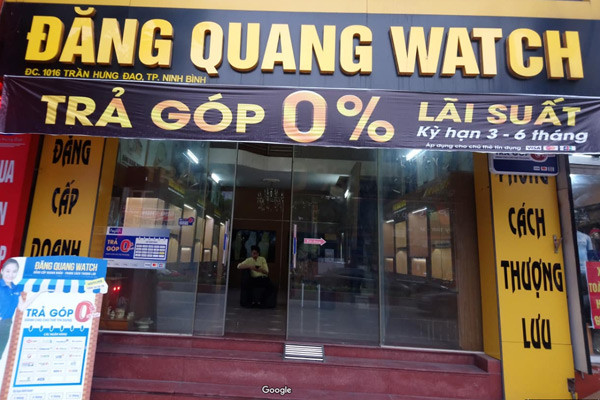 Cửa hàng Đồng hồ Đăng Quang Ninh Bình với mặt tiền rộng rãi và không gian hiện đại, thu hút khách hàng đến mua sắm đồng hồ chính hãng tại thành phố Hoa Lư.