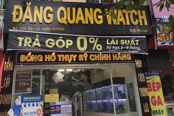 Không gian bên trong cửa hàng Đồng hồ Đăng Quang Việt Trì với các mẫu đồng hồ trưng bày