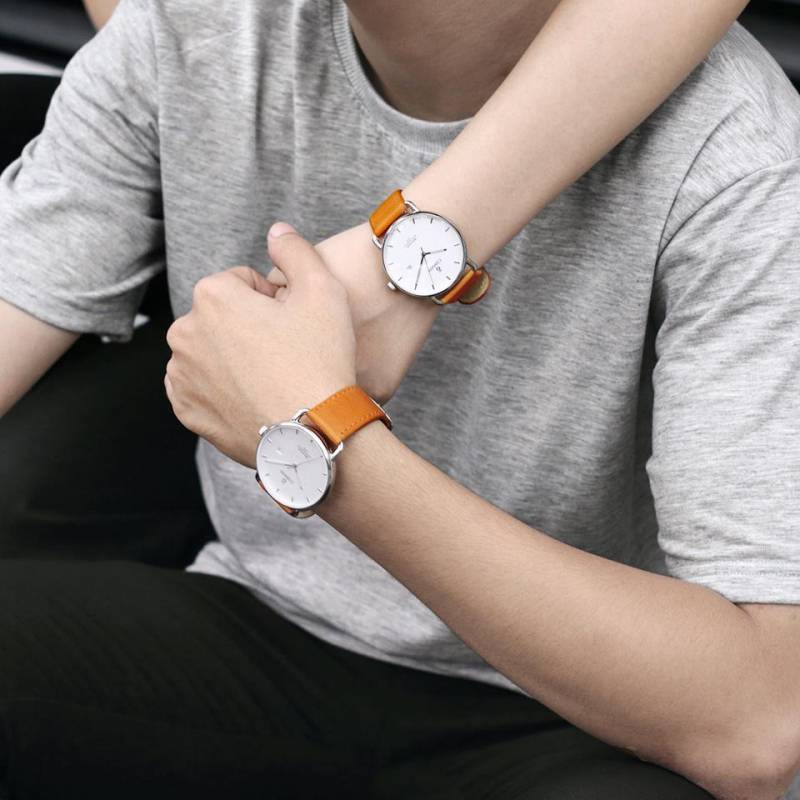 Ảnh đồng hồ cặp Curnon trên tay nam nữ nắm tay