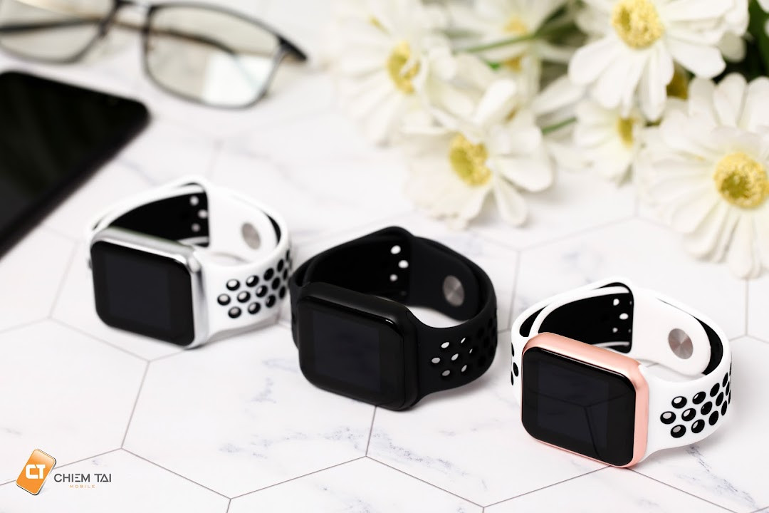 Đồng hồ thông minh Smartwatch F8 trên cổ tay người dùng, hiển thị giao diện chính