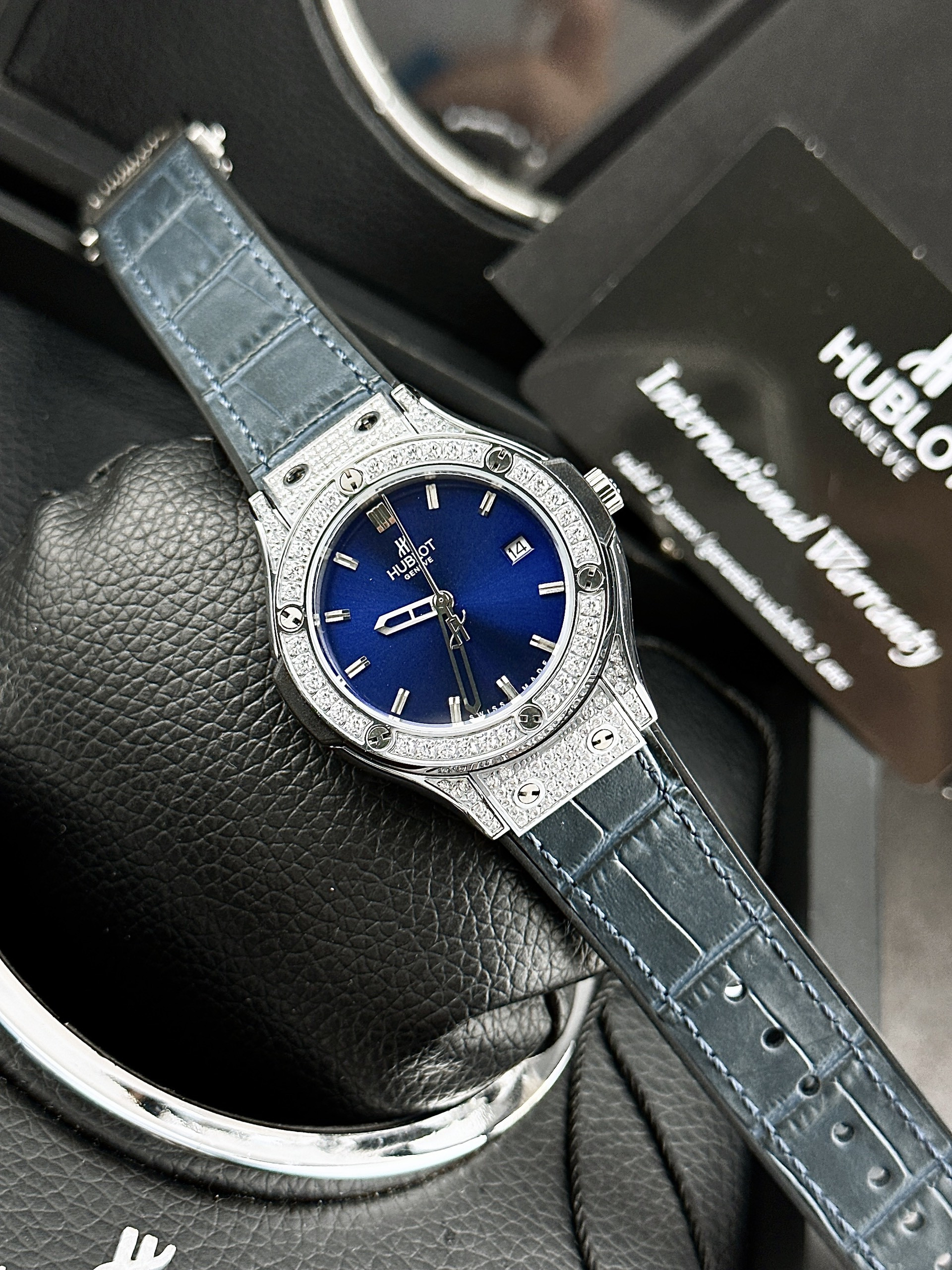 Cận cảnh mặt đồng hồ Hublot nữ giá rẻ màu xanh dương đính full đá