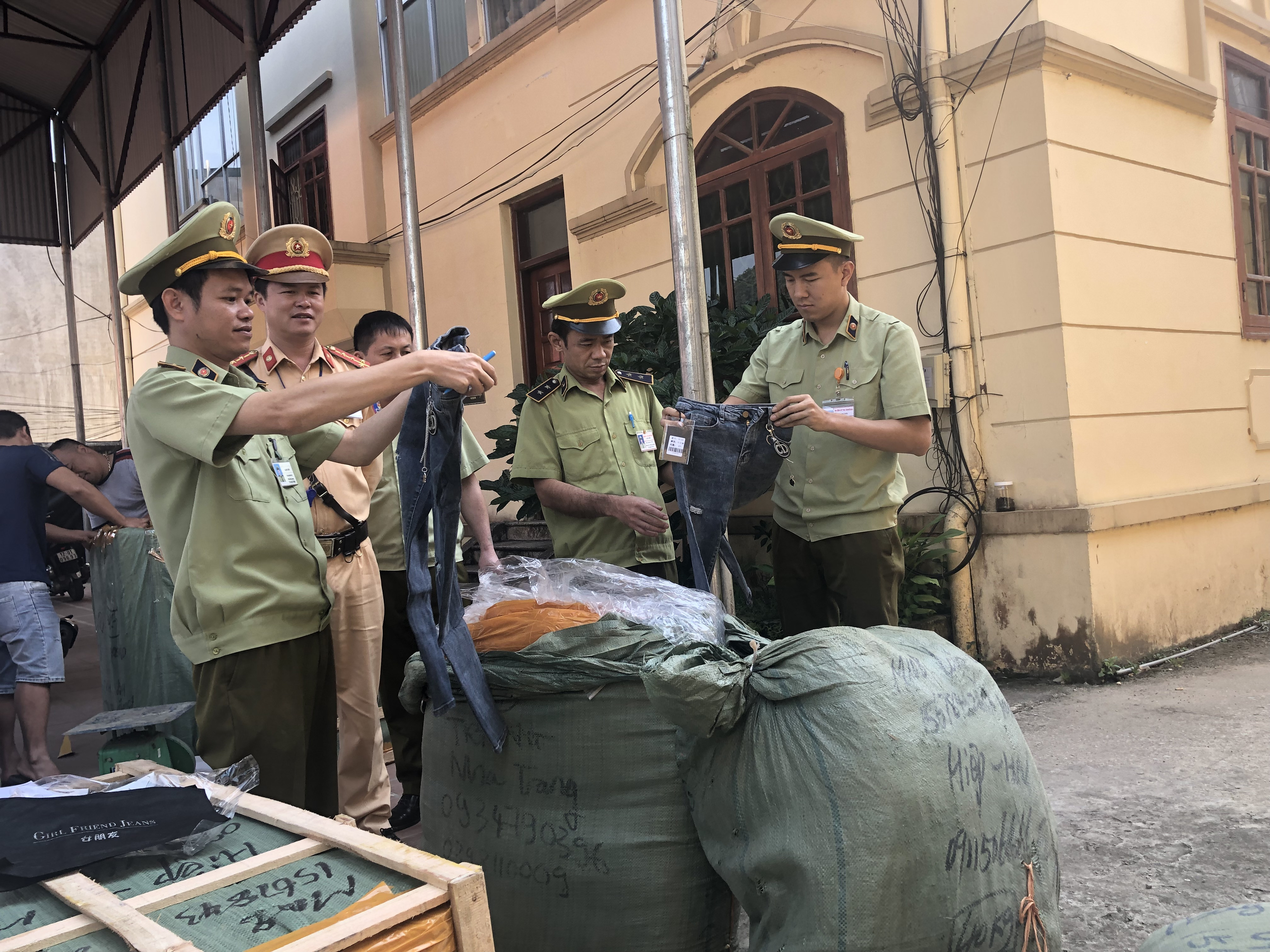 Kiểm tra đồng hồ điện tử đeo tay nữ nghi vấn giả mạo trên xe vận chuyển