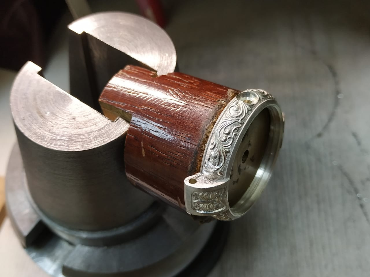 Đồng Hồ Bạc Đúc Nguyên Khối: Biểu Tượng Của Đẳng Cấp và Giá Trị Vĩnh Cửu Đồng Hồ Bạc Đúc Nguyên Khối: Biểu Tượng Của Đẳng Cấp và Giá Trị Vĩnh Cửu