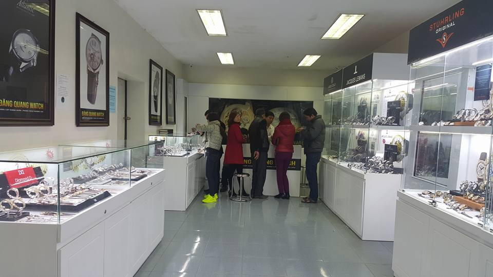 Không gian bên trong showroom đồng hồ Đăng Quang Hải Dương sang trọng