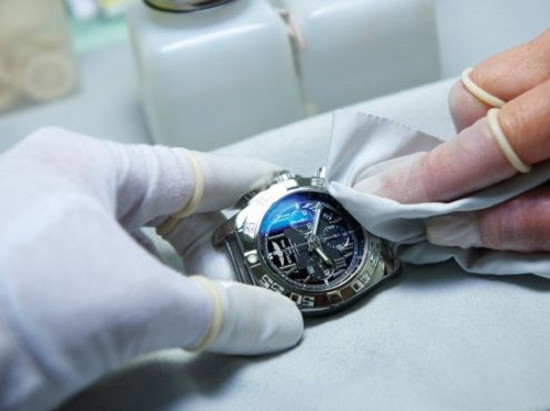 Quy trình đánh bóng mặt kính đồng hồ chuyên nghiệp tại trung tâm