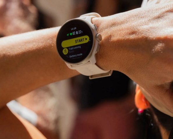 Đồng hồ chạy bộ Suunto Race S với màn hình AMOLED sắc nét, hiển thị rõ ràng các chỉ số tập luyện