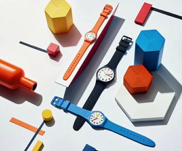 Mẫu đồng hồ Swatch với mặt số và dây đeo màu xanh dương, thể hiện sự đa dạng trong phong cách thiết kế
