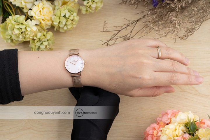 Nữ Nên Đeo Đồng Hồ Như Thế Nào Để Đẹp Chuẩn Phong Cách Và Hợp Thời Trang?