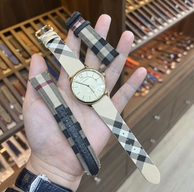 Dấu hiệu dây đồng hồ Burberry chính hãng xuống cấp cần được thay thế