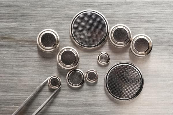 Các loại pin và giá thay pin đồng hồ đeo tay phổ biến trên thị trường TPHCM.