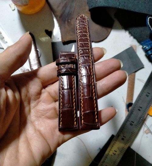 Dây đeo đồng hồ da bị đứt, dấu hiệu cần thay thế hoặc sửa chữa chuyên nghiệp.