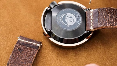 Dây da đồng hồ bị nứt, cần phục hồi để lấy lại thẩm mỹ.