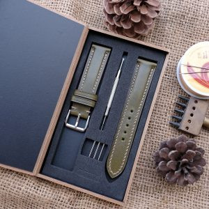 Vân da và đường khâu thủ công trên dây đồng hồ da màu xanh lá cây handmade