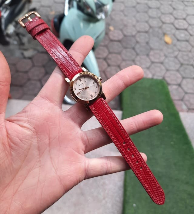 Dây da kỳ đà thủ công giúp giữ dáng đồng hồ Burberry chính hãng