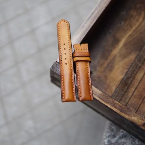 Dây đeo đồng hồ da bò được may thủ công, thể hiện sự tỉ mỉ trong từng đường kim mũi chỉ, nổi bật với màu sắc tự nhiên, phù hợp với mọi phong cách.