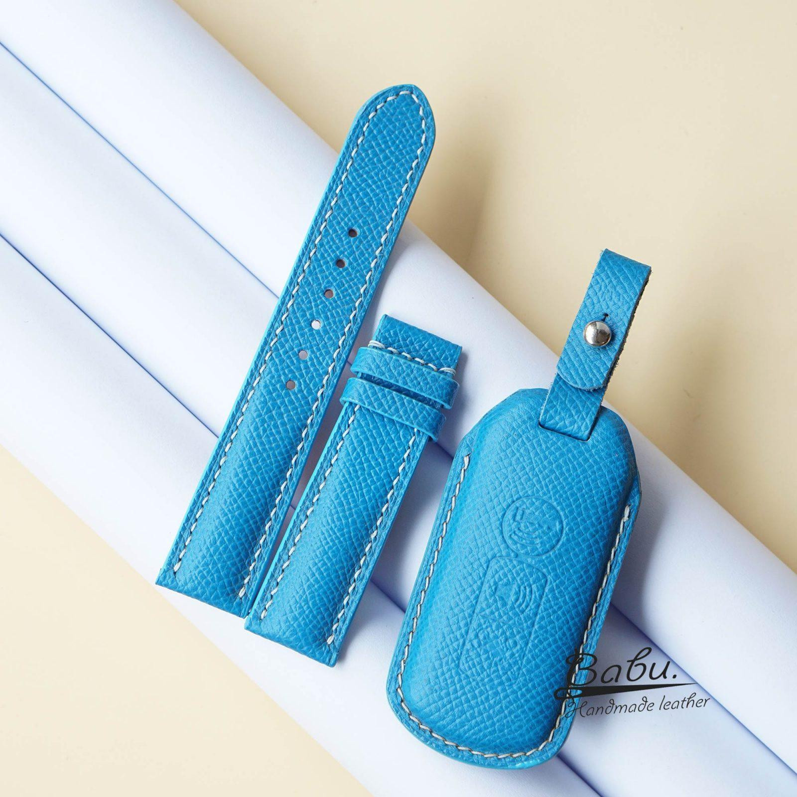 Dây đeo đồng hồ màu xanh dương phối hợp hoàn hảo với đồng hồ Daniel Wellington.