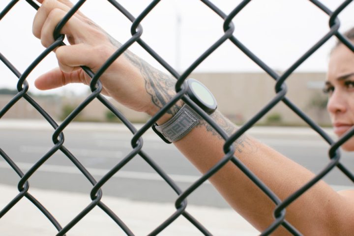 Dây đồng hồ vải dù 20mm UAG Nato gắn trên đồng hồ thông minh màu đen