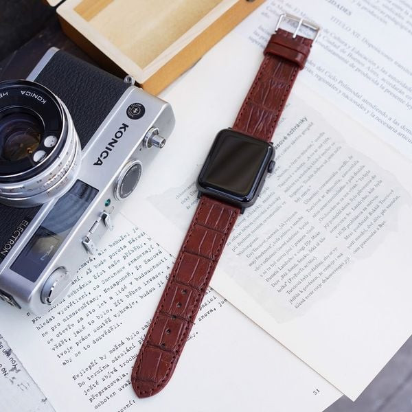 Mẫu dây da cá sấu nâu đậm tinh tế cho Apple Watch Series 4