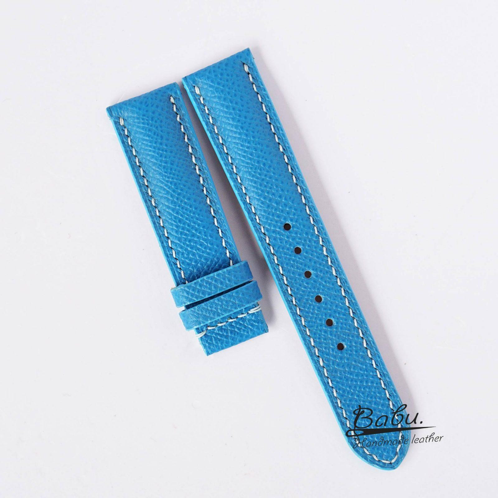 Cận cảnh vân da Epsom trên dây da đồng hồ màu xanh dương.