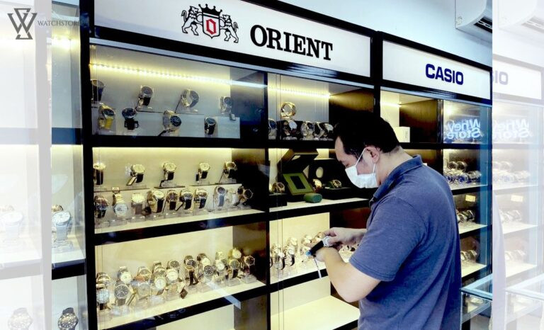 Chuyên gia đánh bóng dây đồng hồ kim loại bị xước