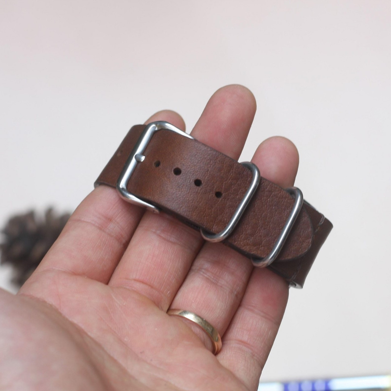 Khóa cài và vòng đai bền chắc của dây đồng hồ Nato da bò, đảm bảo độ an toàn cho đồng hồ