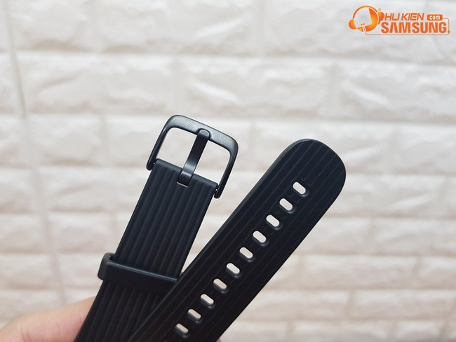 Chi tiết bề mặt và độ linh hoạt của dây đồng hồ Samsung Gear Fit 2