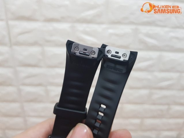 Hình ảnh cận cảnh chất liệu dây đồng hồ Samsung Gear Fit 2 bền bỉ, cao cấp