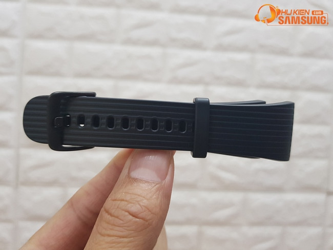 Thiết kế khóa cài chắc chắn và các mức điều chỉnh trên dây đeo Samsung Gear Fit 2