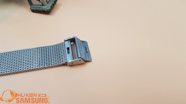 Cách lắp dây đồng hồ Huawei Watch 1 kim loại dễ dàng