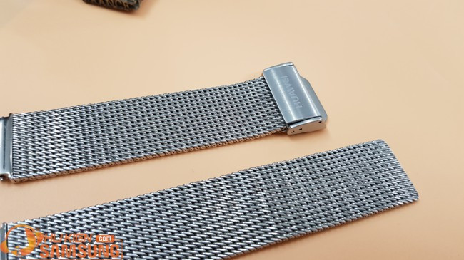 Thao tác thay dây đồng hồ Huawei Watch 1 đơn giản
