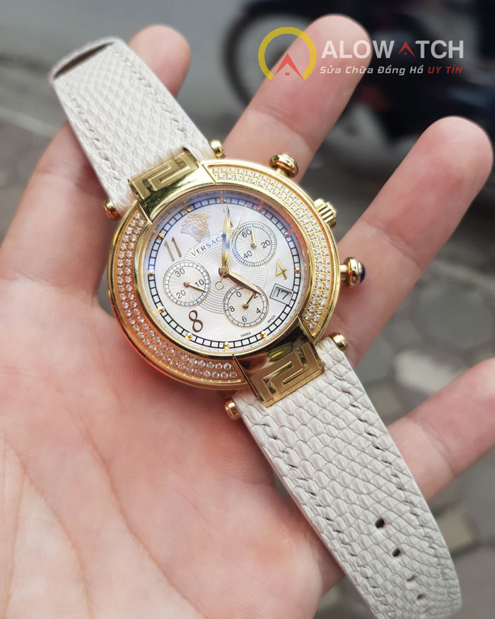 Cận cảnh dây da đồng hồ Versace nữ màu trắng với đường may tinh xảo