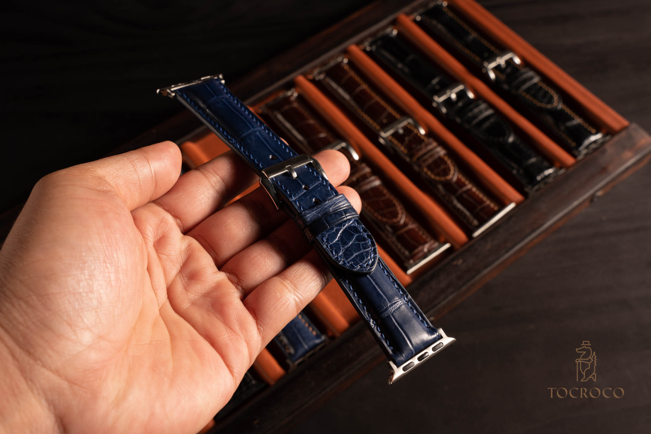 Dây da đồng hồ xanh navy basic Tocroco khi đeo trên tay người dùng