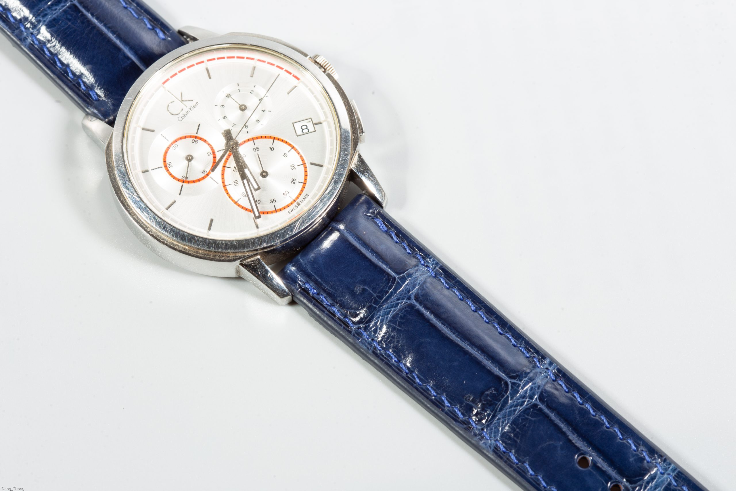 Chiếc dây da đồng hồ xanh navy cơ bản Tocroco trong tổng thể