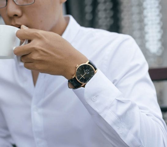 Kích thước mặt đồng hồ phù hợp là yếu tố quan trọng trong cách đeo đồng hồ đúng chuẩn, tạo vẻ ngoài cân đối cho cổ tay.