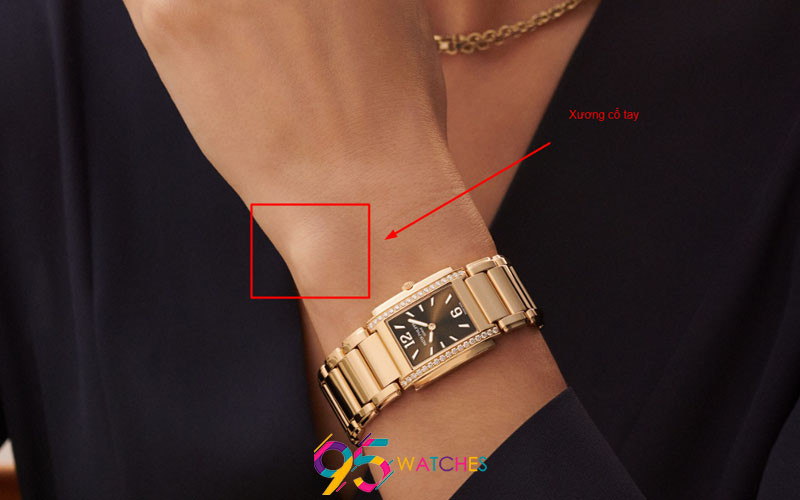 Phái nữ nên đeo đồng hồ Patek Philippe ở dưới xương cổ tay để tạo vẻ thanh lịch.