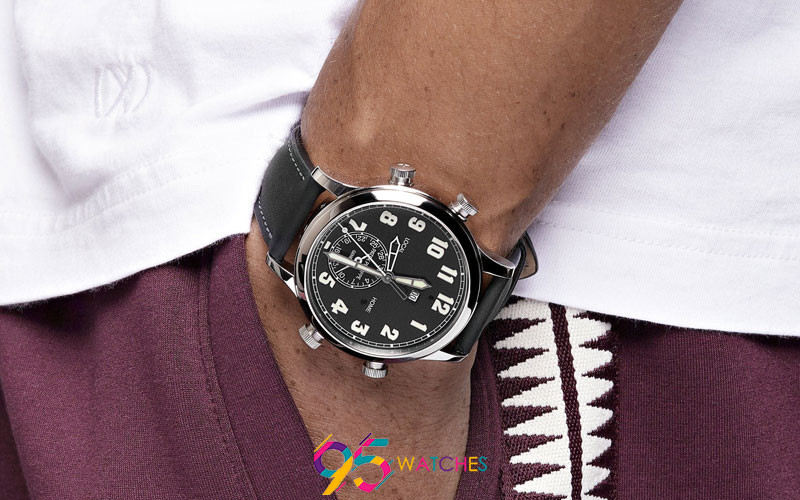 Nam giới nên đeo đồng hồ Patek Philippe ở cạnh xương cổ tay để tạo vẻ lịch lãm.