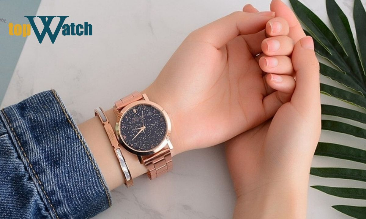 Cô gái trẻ đeo đồng hồ mặt trong, thể hiện sở thích cá nhân độc đáo và tinh tế