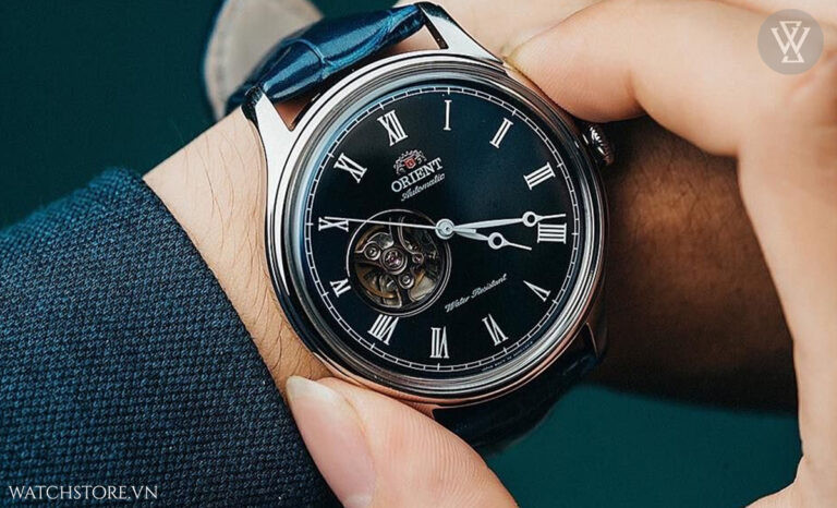 Người đàn ông đang đeo đồng hồ Orient cơ trên cổ tay, thể hiện cách lên dây cót tự động thông qua vận động hàng ngày.