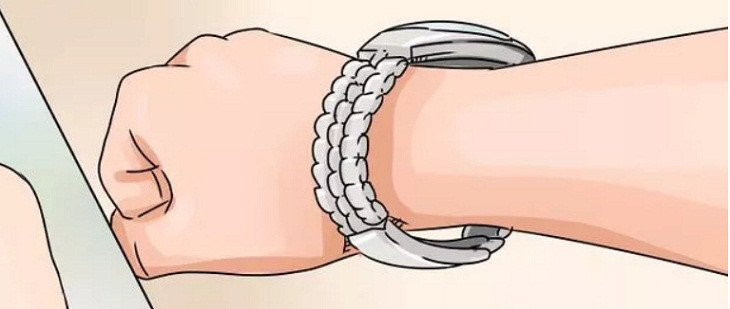 Đeo đồng hồ quá lỏng trên cổ tay, gây vướng víu và mất thẩm mỹ