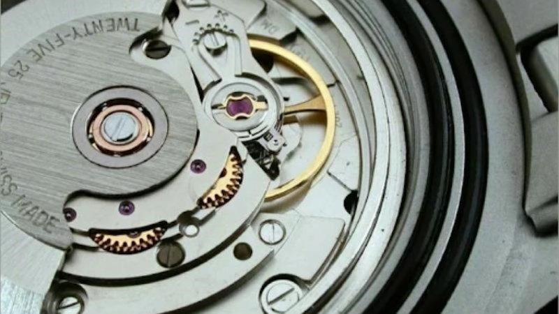 Đồng hồ đeo tay thời trang hoạt động bằng pin, nổi bật với sự chính xác và giá cả phải chăng