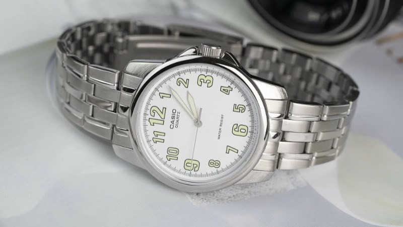 Đồng hồ đeo tay thời trang Quartz với mặt số đơn giản, thể hiện sự tiện dụng và phổ biến