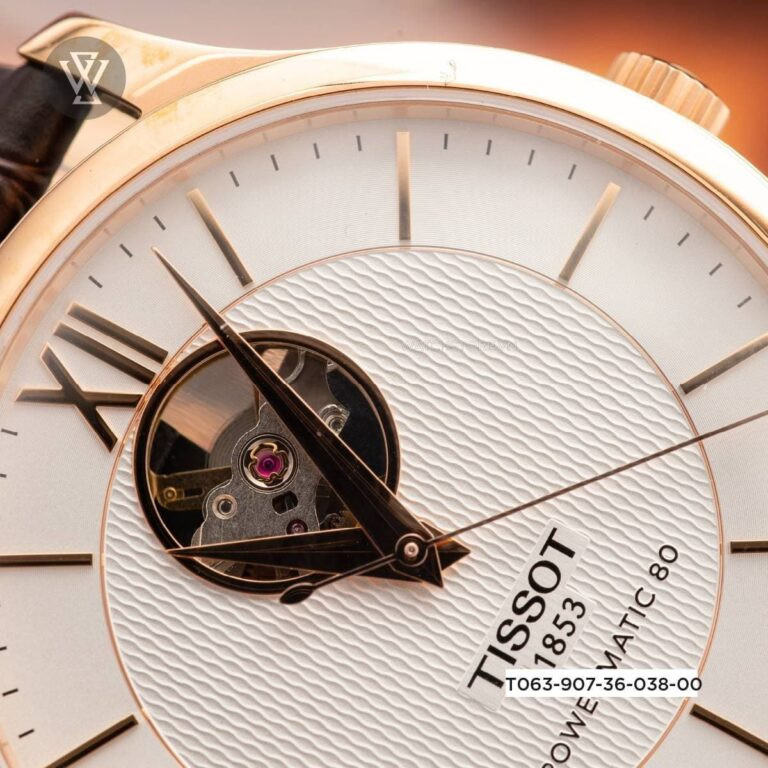 Khách hàng lựa chọn đồng hồ chính hãng tại WatchStore Hà Nội với bộ sưu tập đa dạng