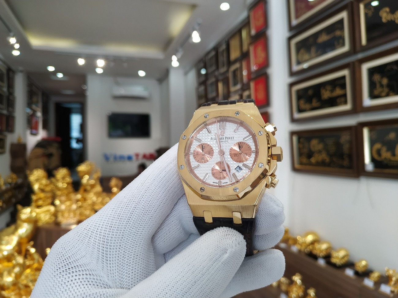 Đồng hồ Audemars Piguet (AP) được mạ vàng đồng hồ Hà Nội, thể hiện đẳng cấp vượt thời gian.